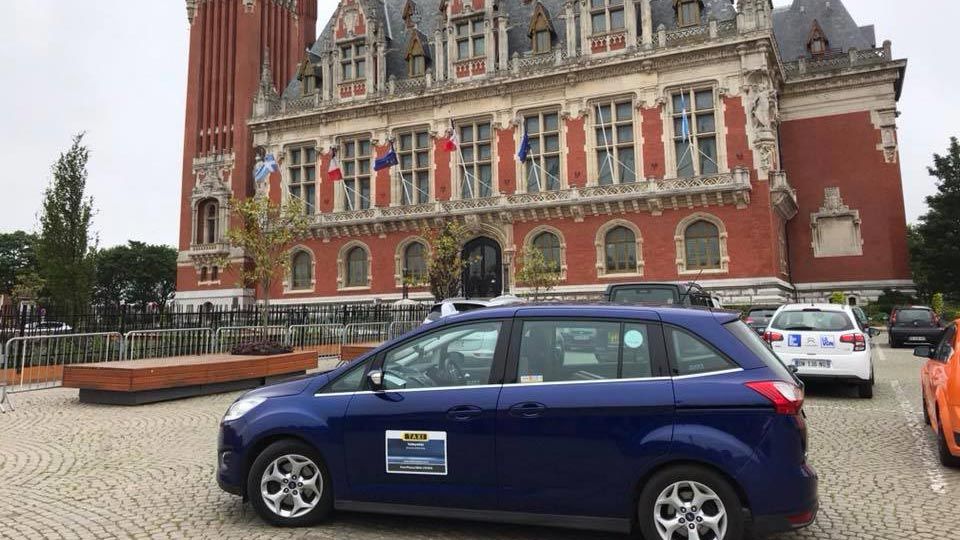 A Valleywide Taxi collecting a customer